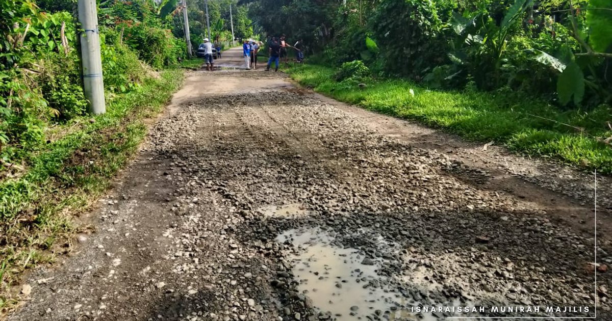 KOTA BELUD: Assistance of Gravel Stones to Repair the Road in Kampung Sungai Punggur