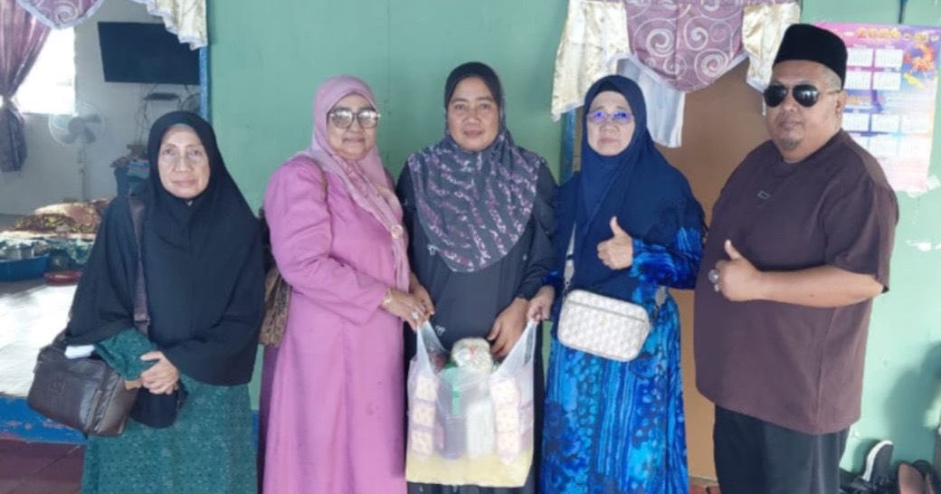 Condolence Contributions Presented to Families of the Deceased in Kampung Silam Pangkalan