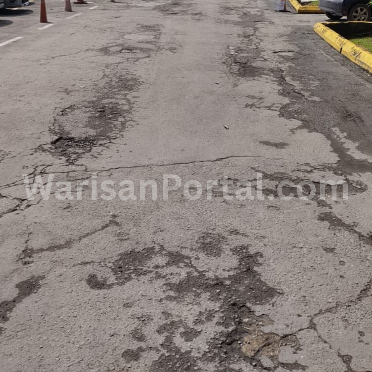 诊所范围内布满坑洞的内部道路