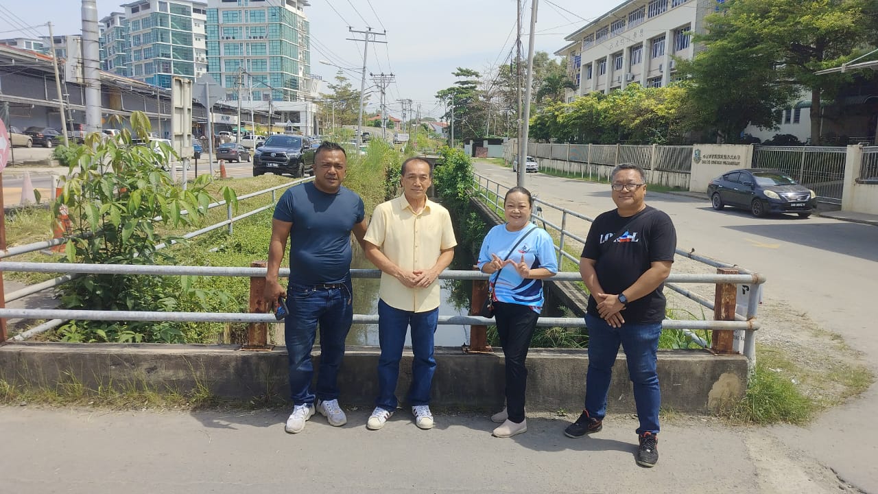 Ebenezer (far left) when inspecting the drain in front of Yue Min Primary School with other division leaders