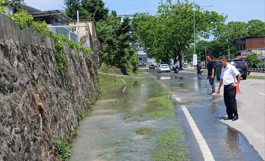 Kawasan berhampiran SM Kian Kok yang terjejas akibat kebocoran paip bawah tanah.